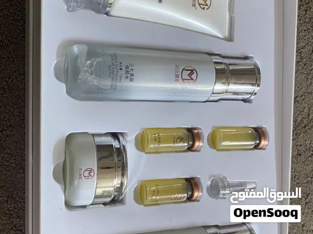 بكج نظاره للبشره منتجات كوريه اصليه   يحتوي على مرطب بشره وغسول للبشره وسيروم وامبولات مصل للبشره