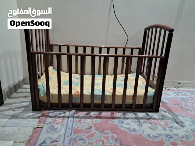 طاولات وسجاد وسرير اطفال