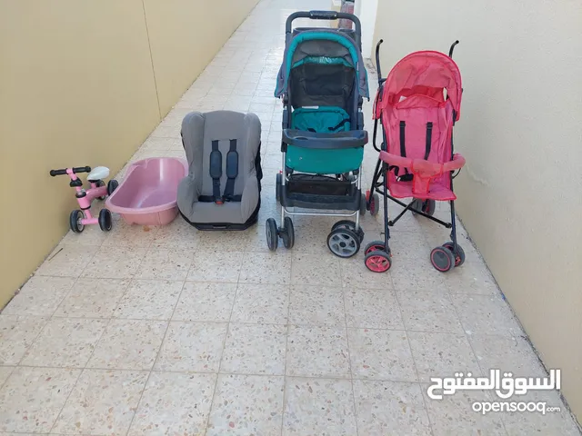 للبيع مستلزمات أطفال مستخدمة (عربتين، كرسي سيارة، حوض استحمام، سيكل صغير)