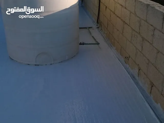 عزل الاسطح من تسريب المياه والرطوبة بمادة الاكريلك تعمل المادة على تسكير المسامات والتشققات مما يمنع