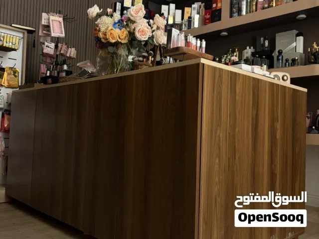 طاوله كبيره حجمها متر ف زوز متر ارتفاع متر تخزين من داخل كلها ارفف