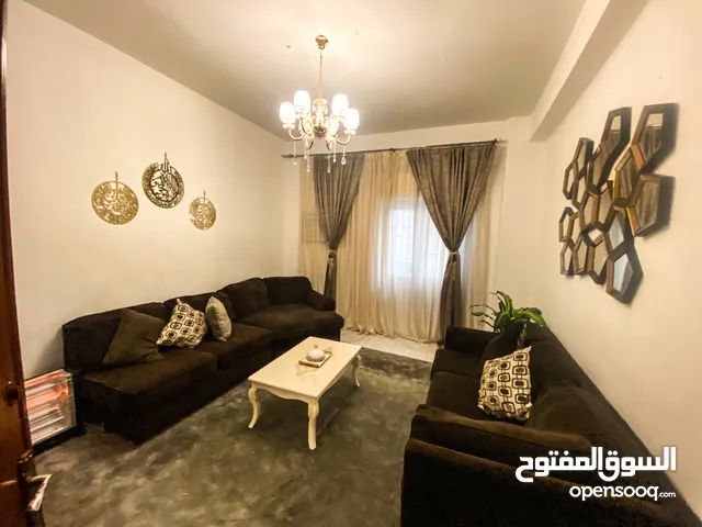 شقة للبيع شارع عمرو بن العاص، مقابل حديقة جنان النوار مباشرةً.