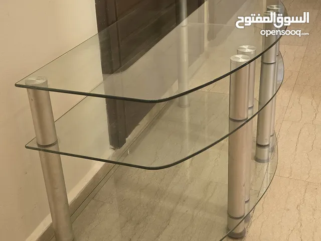 طاولة سكوريت ( للتلفاز ) 3 رفوف بحالة ممتازة جدا ذات سماكة عالية وجودة عالية جدا
