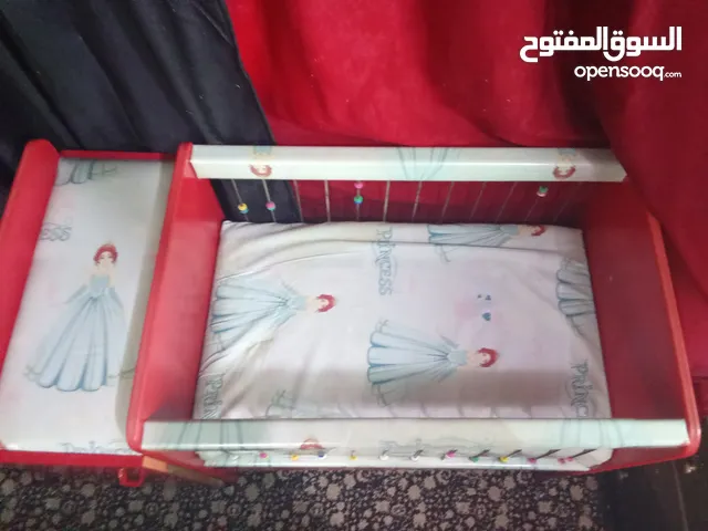 سرير اطفال للبيع وارد الخليج خشب لاتيه بالكامل مع خزانه ملتصقة بنفس السرير زائد فرشتين متحركه وثابته