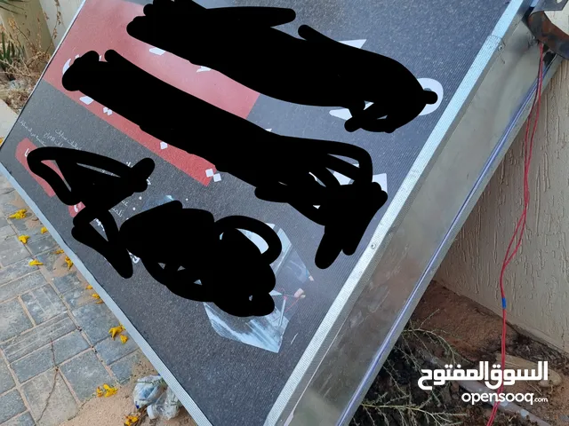 لافته مضيئة ولافتات هرمية للبيع.