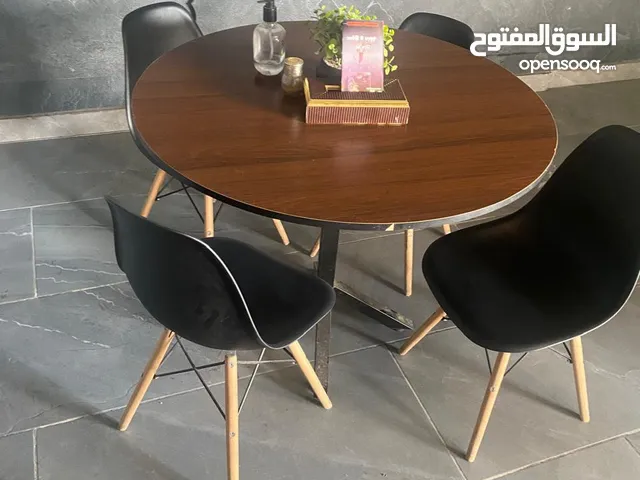 طاوله مع 4 كراسي