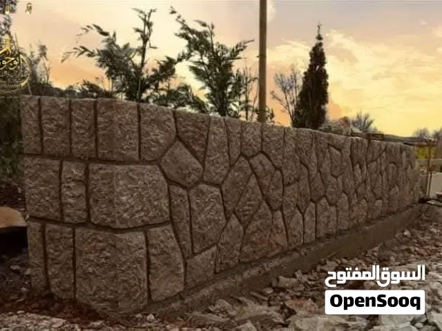 متخصصون في بناء السلاسل الحجرية والأسوار الهرمية وتشيك الاراضي