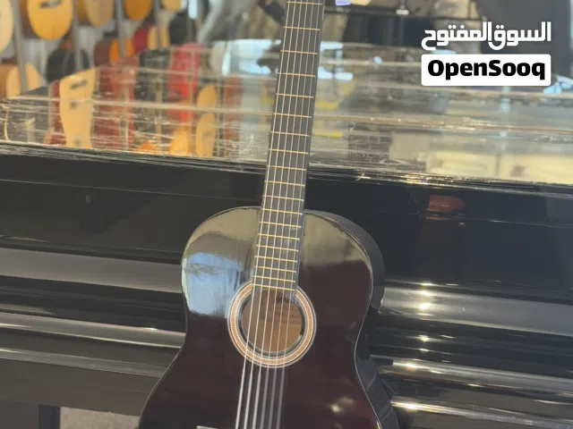 جيتار مورينو كلاسيك مع شنطة، علاقة جيتار، طقم اوتار اضافي وريشة Moreno MCG20/25