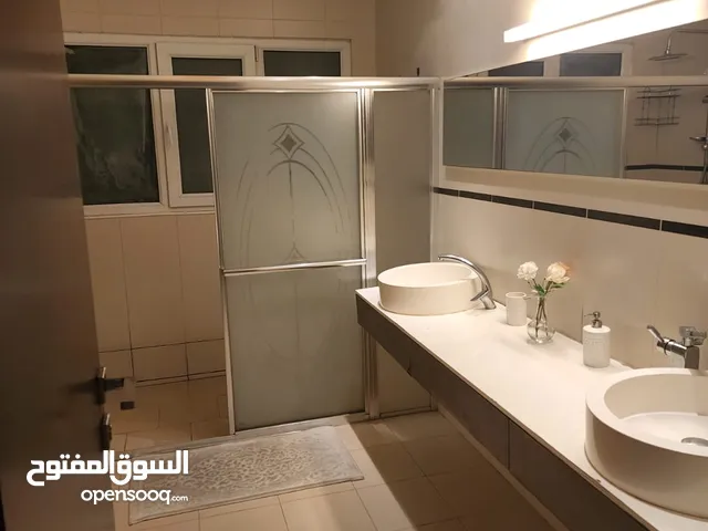 شقه فخمه مفروشه للايجار في منطقه دير غبار