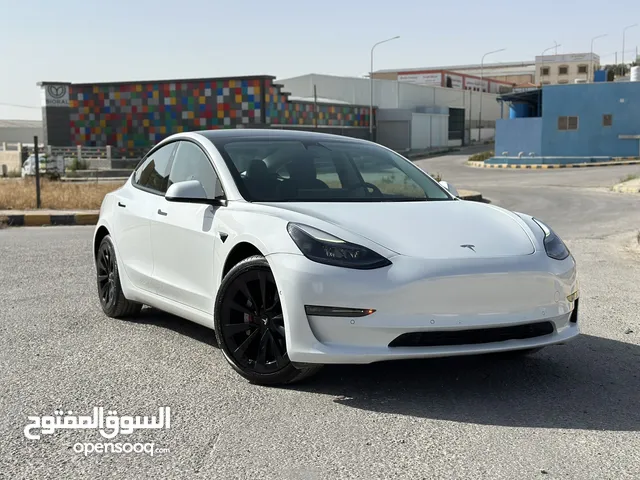Tesla 3 (( 2022 )) Full options 4000 Miles only Auto Score B+