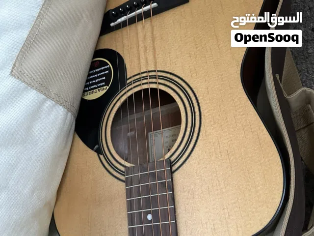 هذا الجيتار هو من نوع Cort AF510، ويتميز بجسمه المصنوع من خشب الماهوجني بلون طبيعي