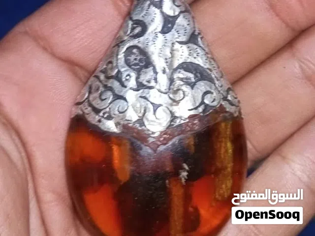 قطعة قديمه جدا من الفضة وحجر الكهرمان