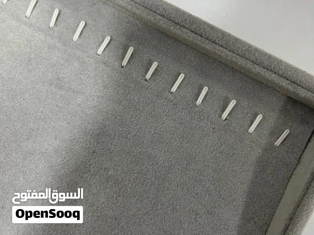 ستاند لوضع العقود والسلاسل من المخمل الرمادي جديد