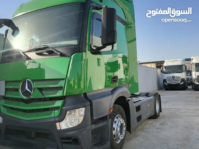 Tractor Unit Mercedes Benz 2015 in Sharjah