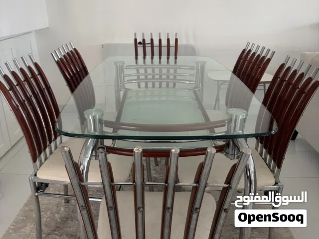 طاولة طعام مع كراسي