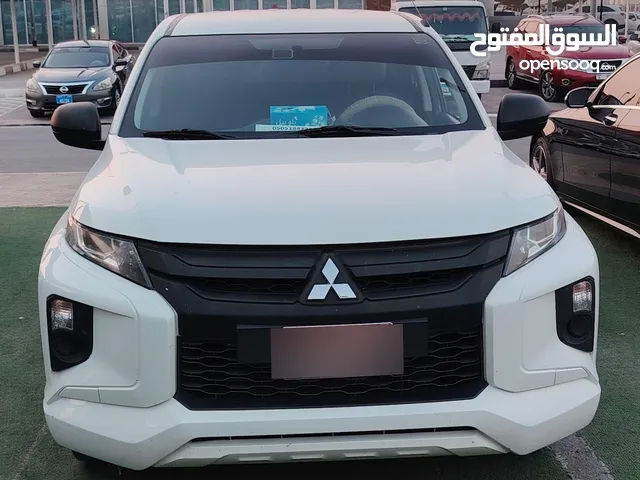 ميتسوبيشي L200 جير عادي بترول عداد المسافات 105 كم نظيف جدا من الداخل والخارج