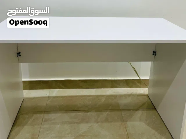 طاوله بحاله ممتازه كما موضح في صوره للبيع سعر 290