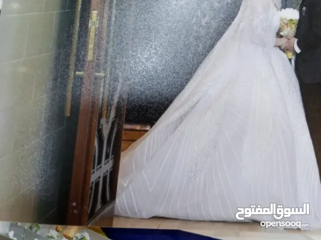 بدله فخمه بقصه رائعه وفخمه واستعمال مره واحده موديلها 2025 لونها ابيض فضي لامع ملوكيه