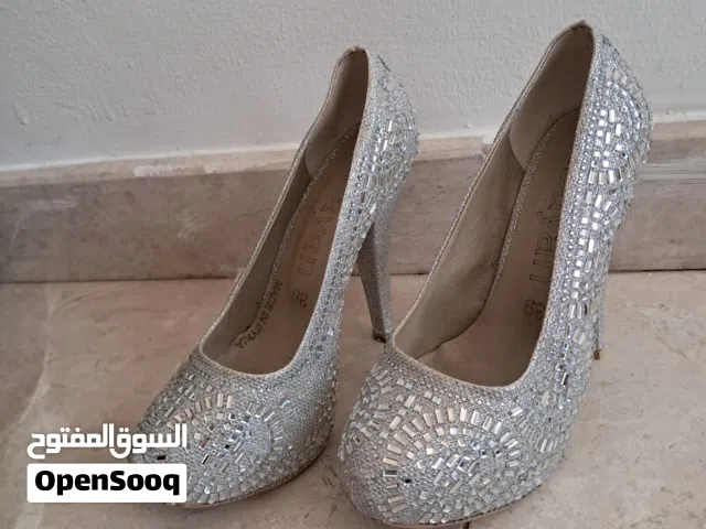حذاء نسائي بحالة ممتازة كعب عالي