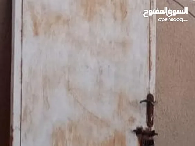 باب حديد نظيف يحتاج فقط صبغ سعره 125 الف