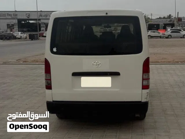 2011 تويوتا هايس Standard