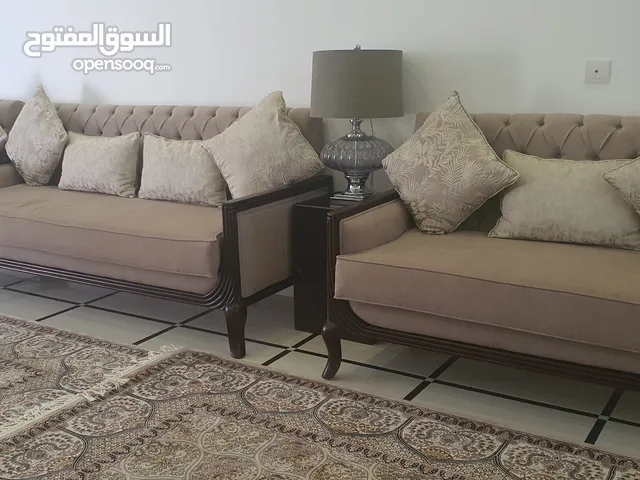 طقم جلوس راقي ومنحوت يدويا في أحد المصانع داخل السلطنة، تم تصميمه بعناية ووفق جودة عالية