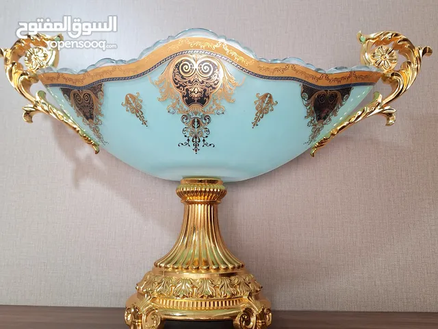 إناء مطلي بالذهب مرصع بحجر الفيروز