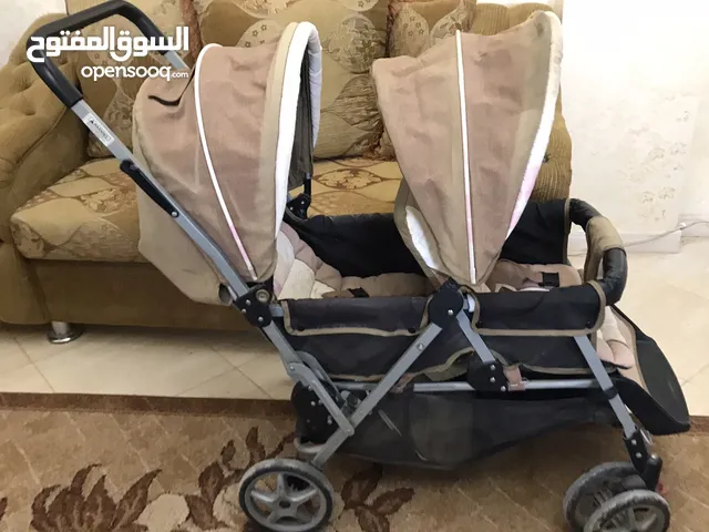عرباية أطفال للتوأم مستعملة بحالة ممتازة