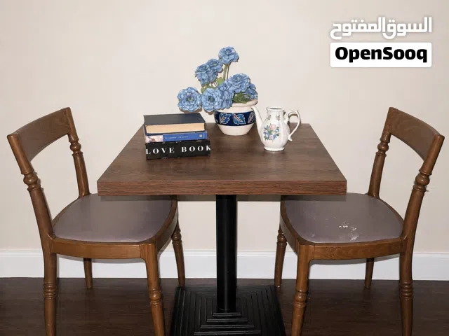 طاولة مع كرسيين table