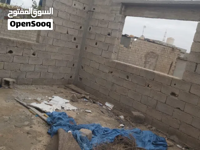 فيه خزان وبير  قواعد وعمدان وكاتين المساحه 425  نص كاش ونص تحويل عادي
