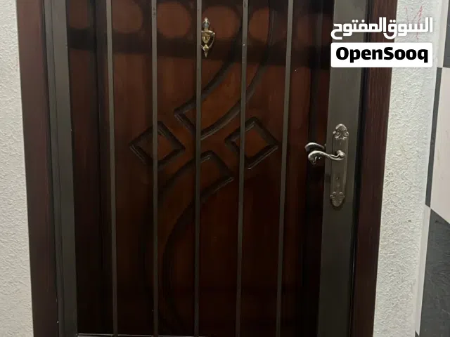 باب خشب  وشبك حديدي ثقيل