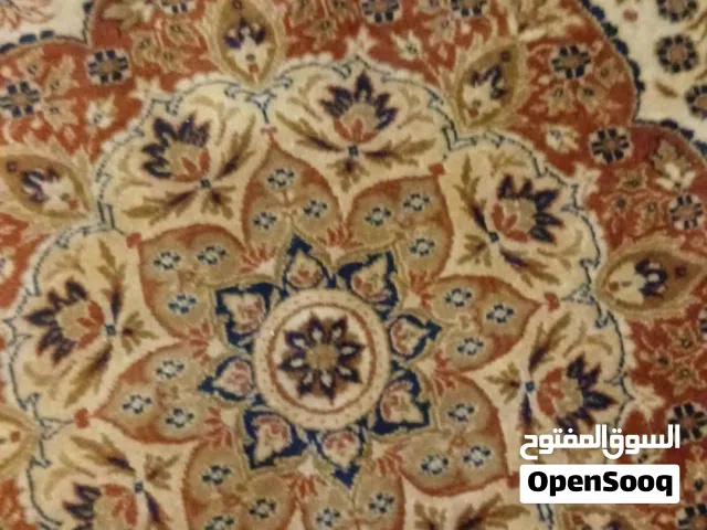 جاهزة لتزيين منزلك. المقاس: 4 متر × 3 متر. الخامة: صوف عالي الجودة. الحالة: مرتبة ونظيفة. الموق
