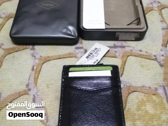 محفظة بطاقات جلدية فاخرة وانيقة FOSSIL فوسيل للرجال أصلية 100% مصنوعة من أجود انواع الجلود الاصلية.