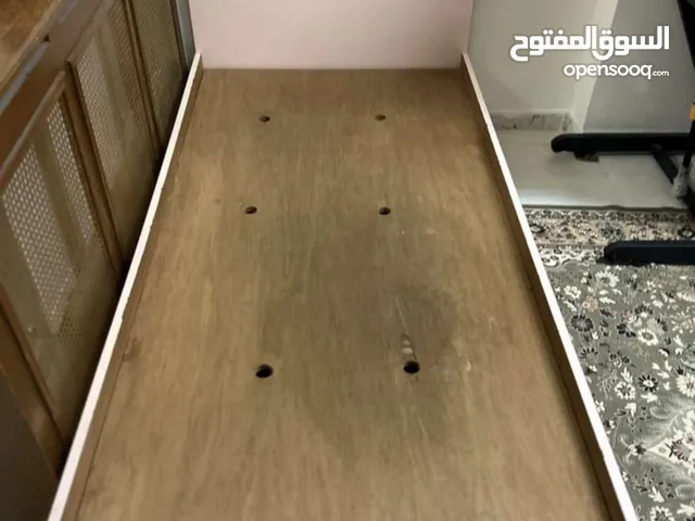 تختين اثنين مع فرشاتهم