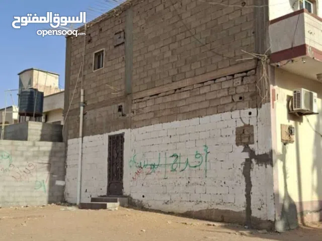 للبيع مبنى تجاري مميز في الكفرة  الموقع: على شارعين حيويين في قلب المدينة.  المساحة: مبنى من طابقين