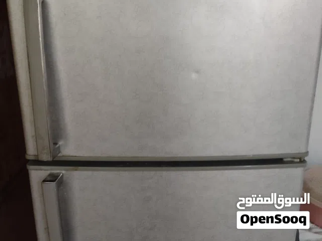 ثلاجة حجم كبير نوع ايكور ثلاجة نظيفه وشغاله تجميد وتبريد ممتاز