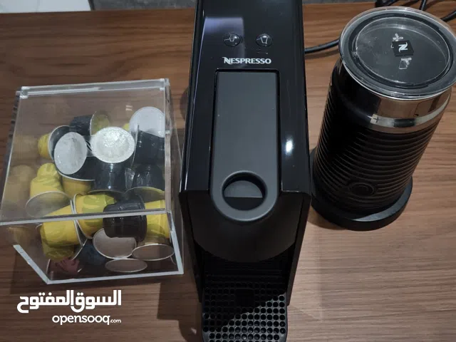 ماكينة قهوة Nespresso مع جهاز تبخير الحليب - حالة ممتازة