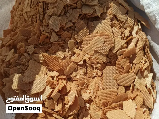بسكويت جاف صالح للاكل لي الابل والغنم والبقر.