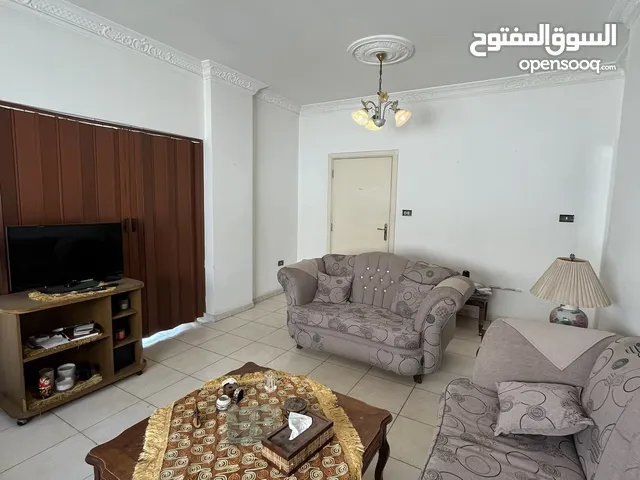 3 bedroom apartment in um-uthaina, close to old Burger King location