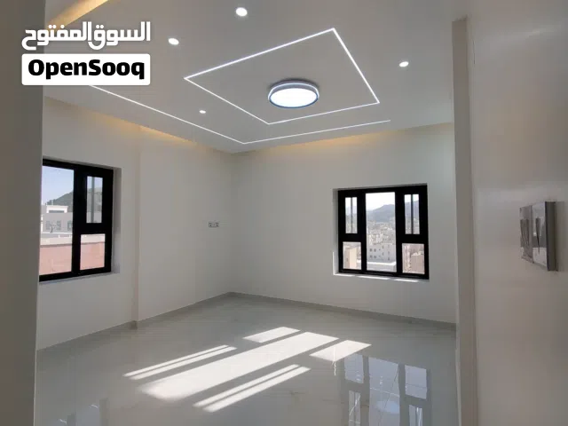 شقه للبيع 5 غرف  و3 حماماتمساحه 220 م في أرقى أحيا صنعا بيت بوس عمل درجه اولى في وسط الخدمات ملكيه