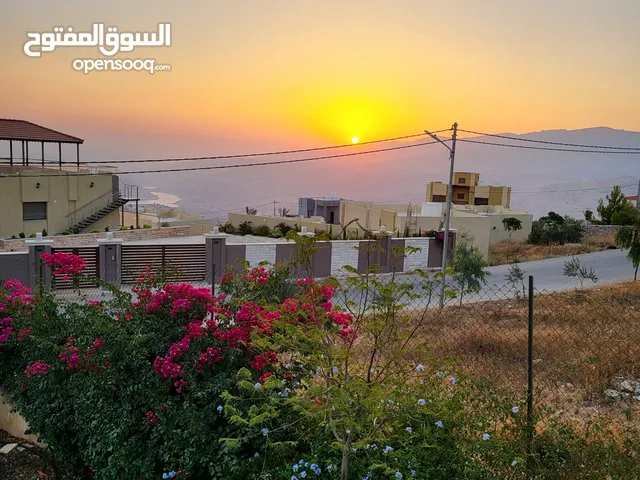 فرصة استثمارية للباحثين عن الهدوء والتميز ، شاليه مميز ضمن كومباوند وفي منطقة مطلة على سد الملك طلال