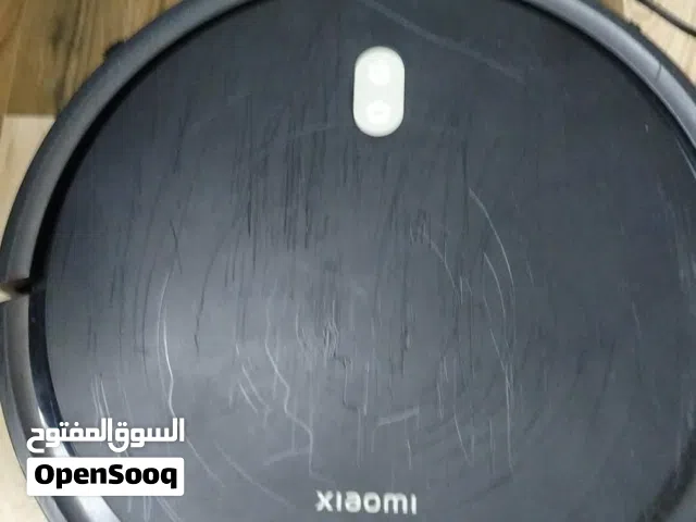 تتميز المكنسة بقدرة شفط تصل إلى 2000 باسكال وتصميم مدمج بارتفاع 70 مم لتنظيف الأماكن الضيقة. تحتوي