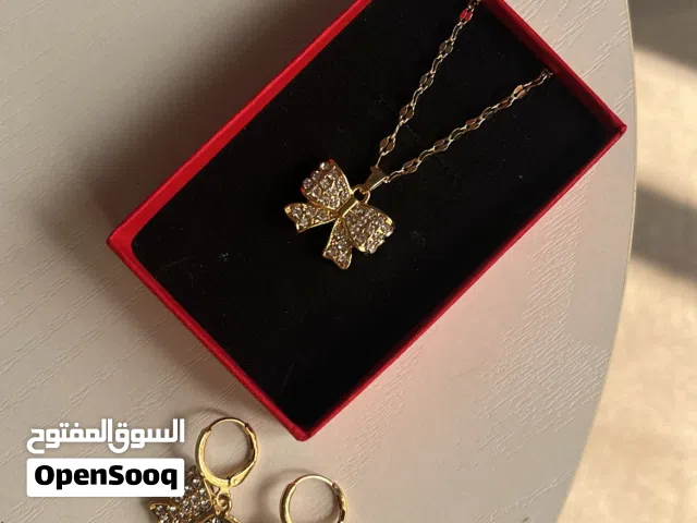 عقد وحلق اذن مطلي ذهب شكل فيونكة