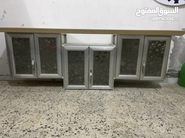 دولاب مطبخ ألمنيوم معلق حائطي بالاضائه فوق الوندينو