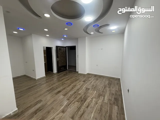 مكتب للإيجار / مطل على الشارع الرئيسي