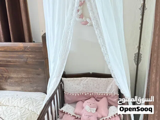 تخت بيبي مع خزانة جانبيه خشب ثقيل