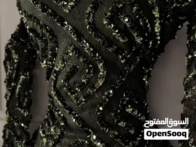 فستان سهره زيتي فاخر تطريز كامل على الصدر والأكمام بحالة ممتازه