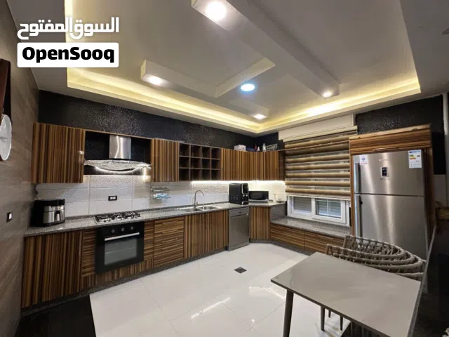 مطبخ مستعمل بحالة جيدة مع شفاط ومجلى وحنفية 3.5 × 4 متر