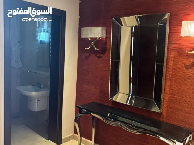 للبيع مدخل مرايا وطاولتها