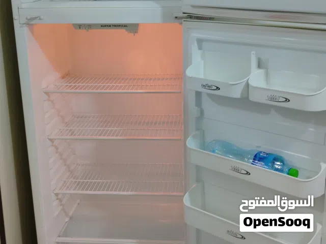 نبيع ثلاجه سانيو حجم 18 قدم متوسط بحاله ممتازه معا التوصل التشغيل والكفاله